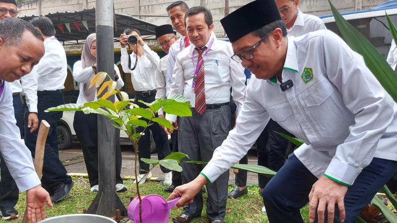 Perkuat Ekoteologi, Pusbangkom MKMB Ikut Gerakan Tanam Sejuta Pohon Matoa