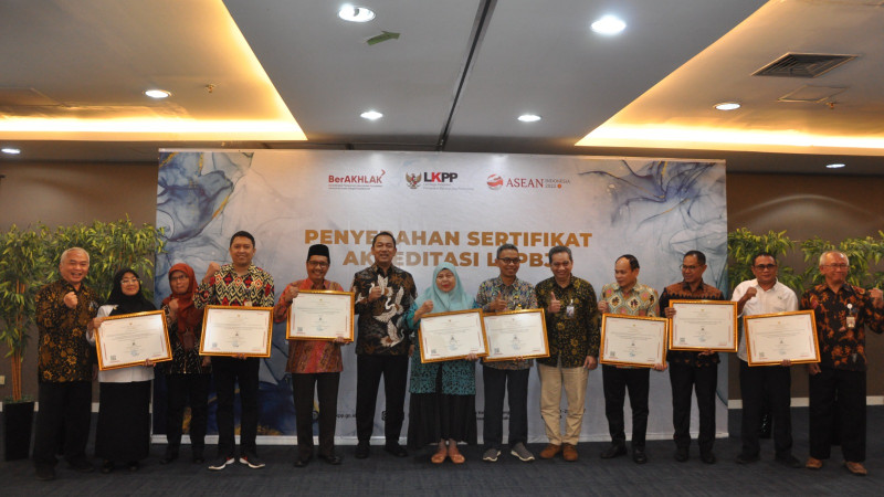 Penyerahan Sertifikat Akreditasi LPPBJ